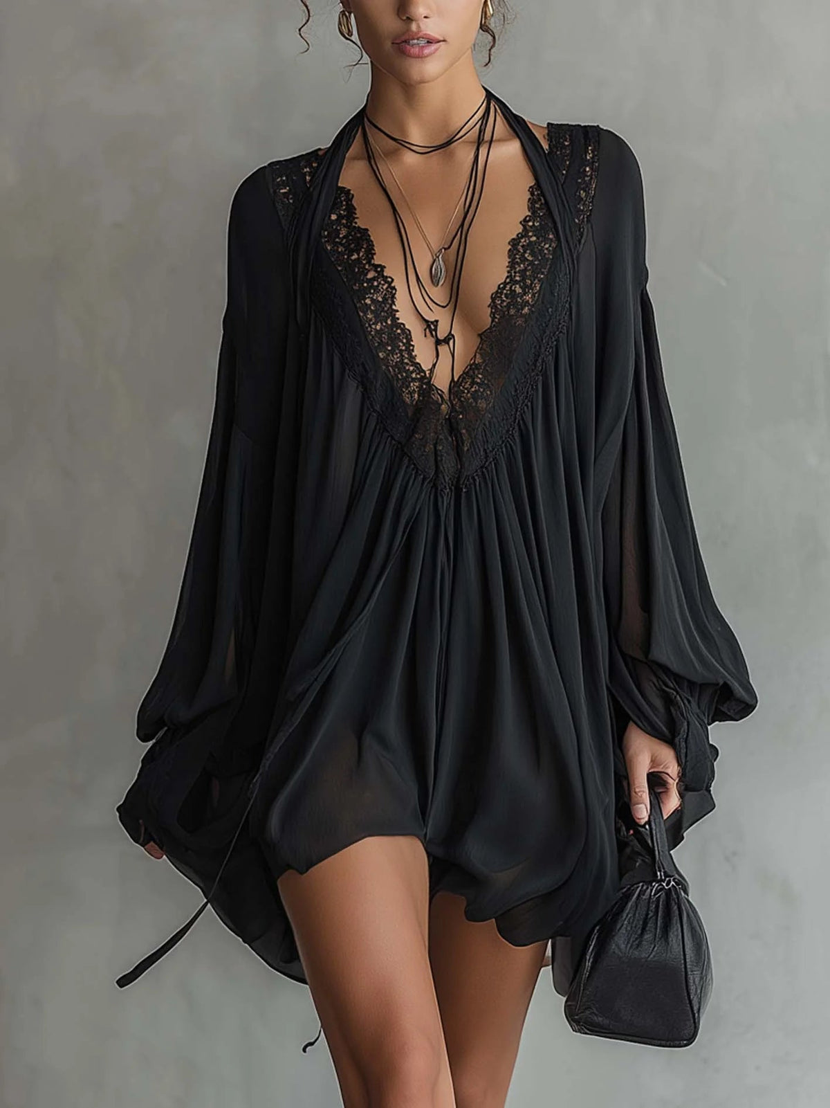 Cassandra | Mini vestido de gasa negra, cuello de encaje
