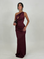 Vestido Selene burdeos con drapeado lateral, vista tres cuartos