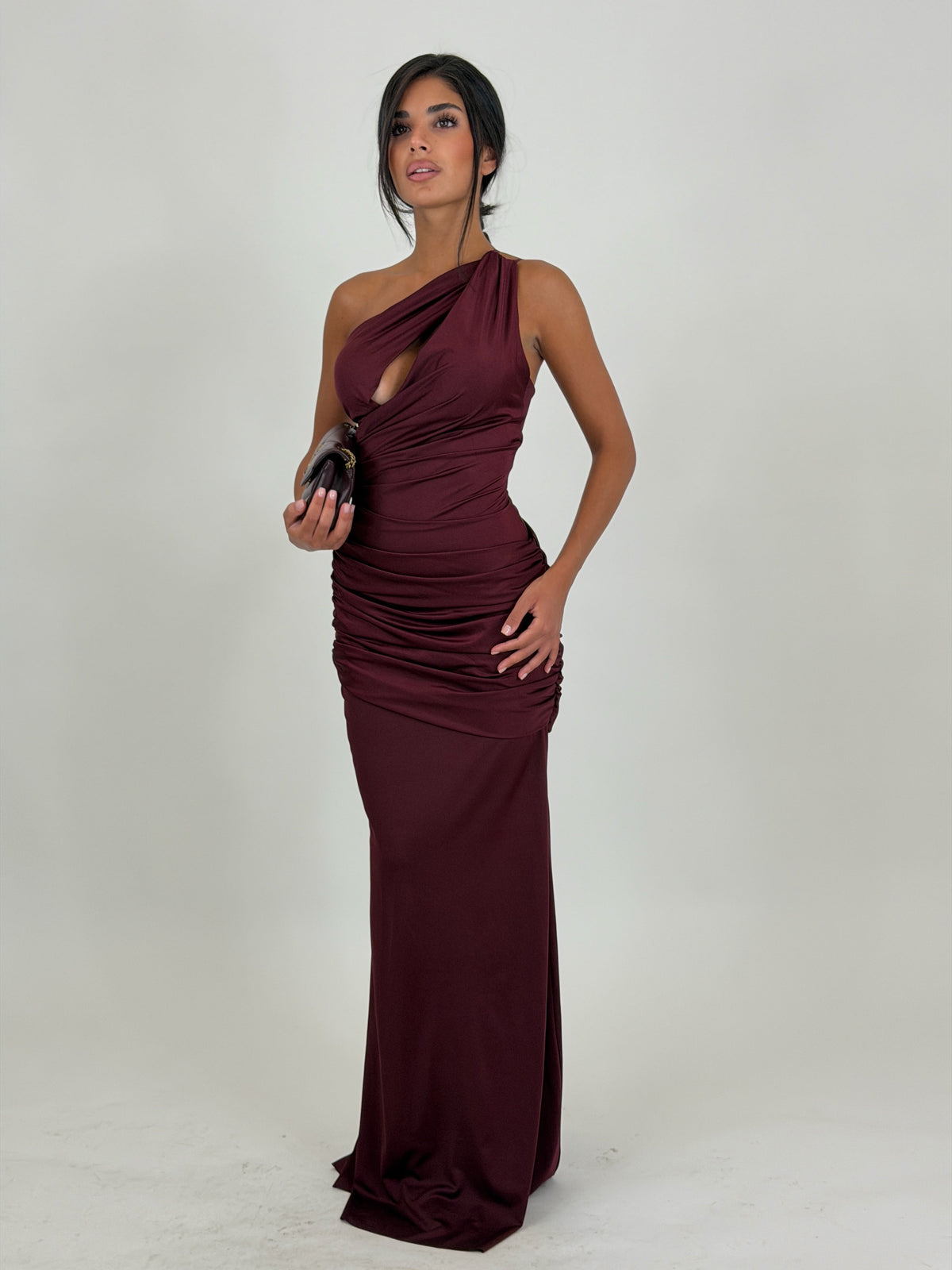 Vestido Selene burdeos con drapeado lateral, vista tres cuartos