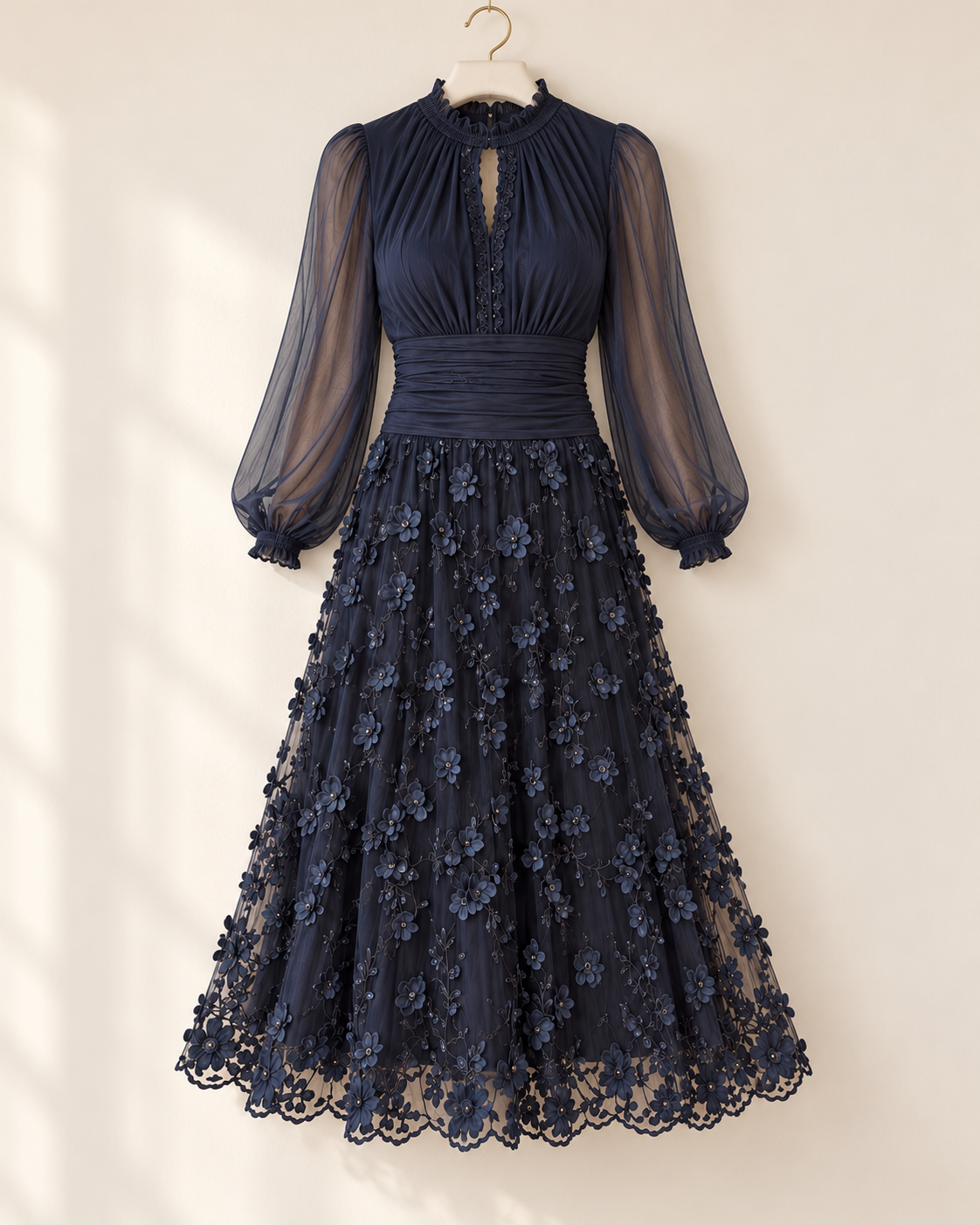Vestido Aurelia azul marino de tul floral colgado de frente, con manga larga y cintura fruncida