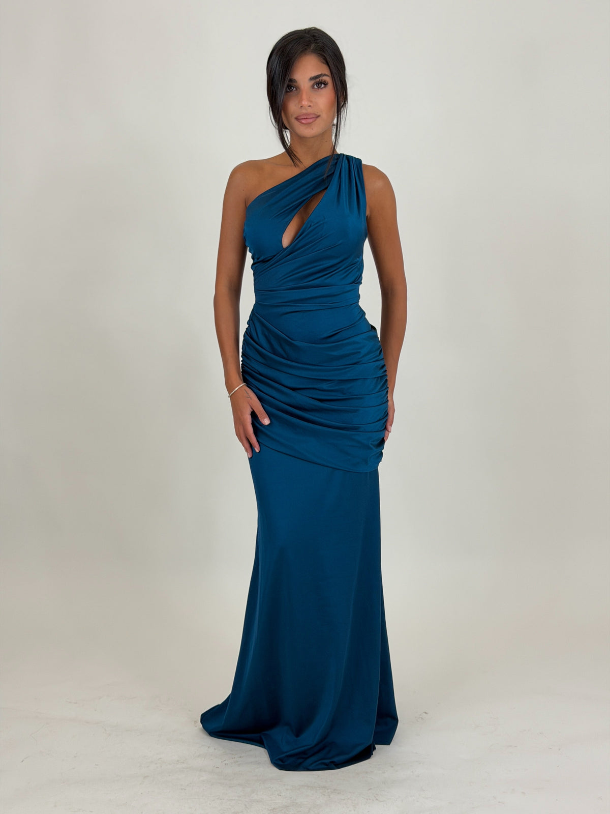 Vestido Selene azul petróleo con escote asimétrico y drapeado, vista frontal