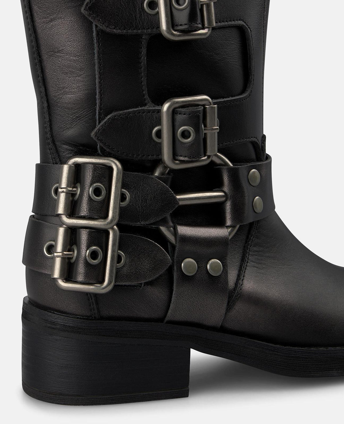 BOTA DE PIEL CON HEBILLAS