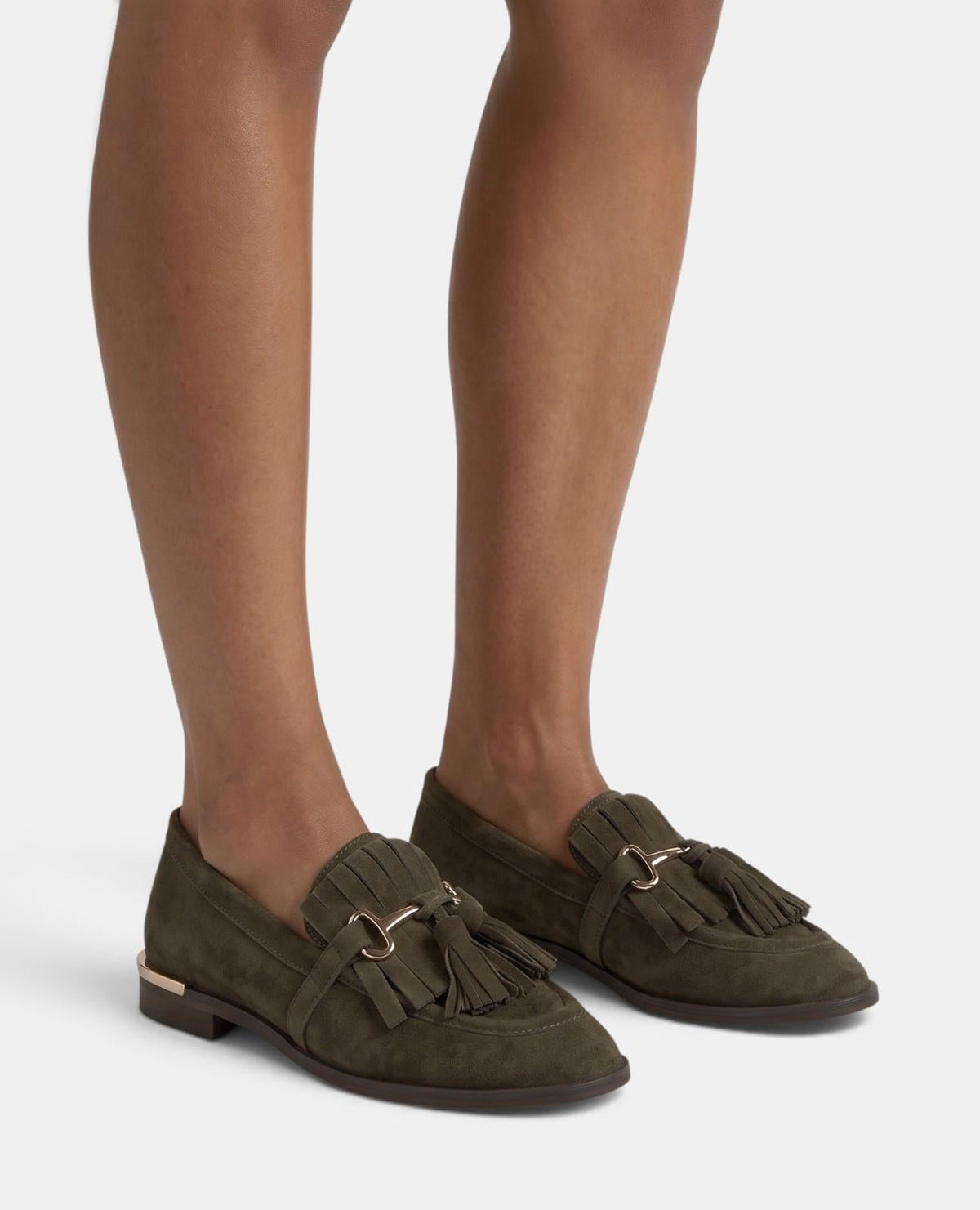 MOCASÍN DE ANTE CON BORLAS