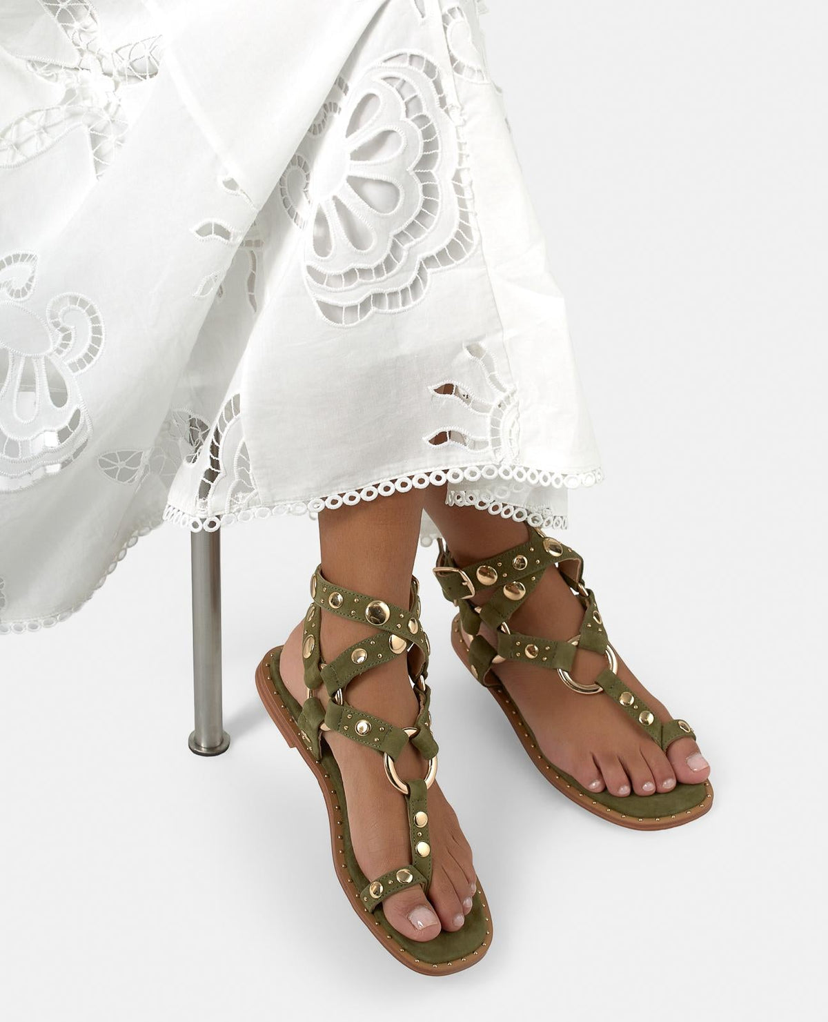 SANDALIA CON TACHUELAS