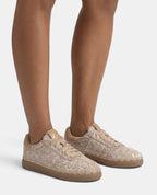 DEPORTIVA PELO CON TACHAS METÁLICAS