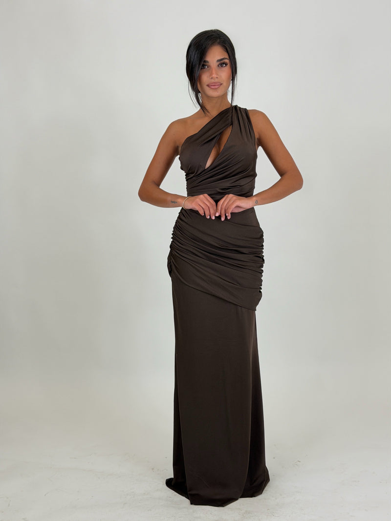 Vestido Selene marrón con escote asimétrico y drapeado, vista frontal