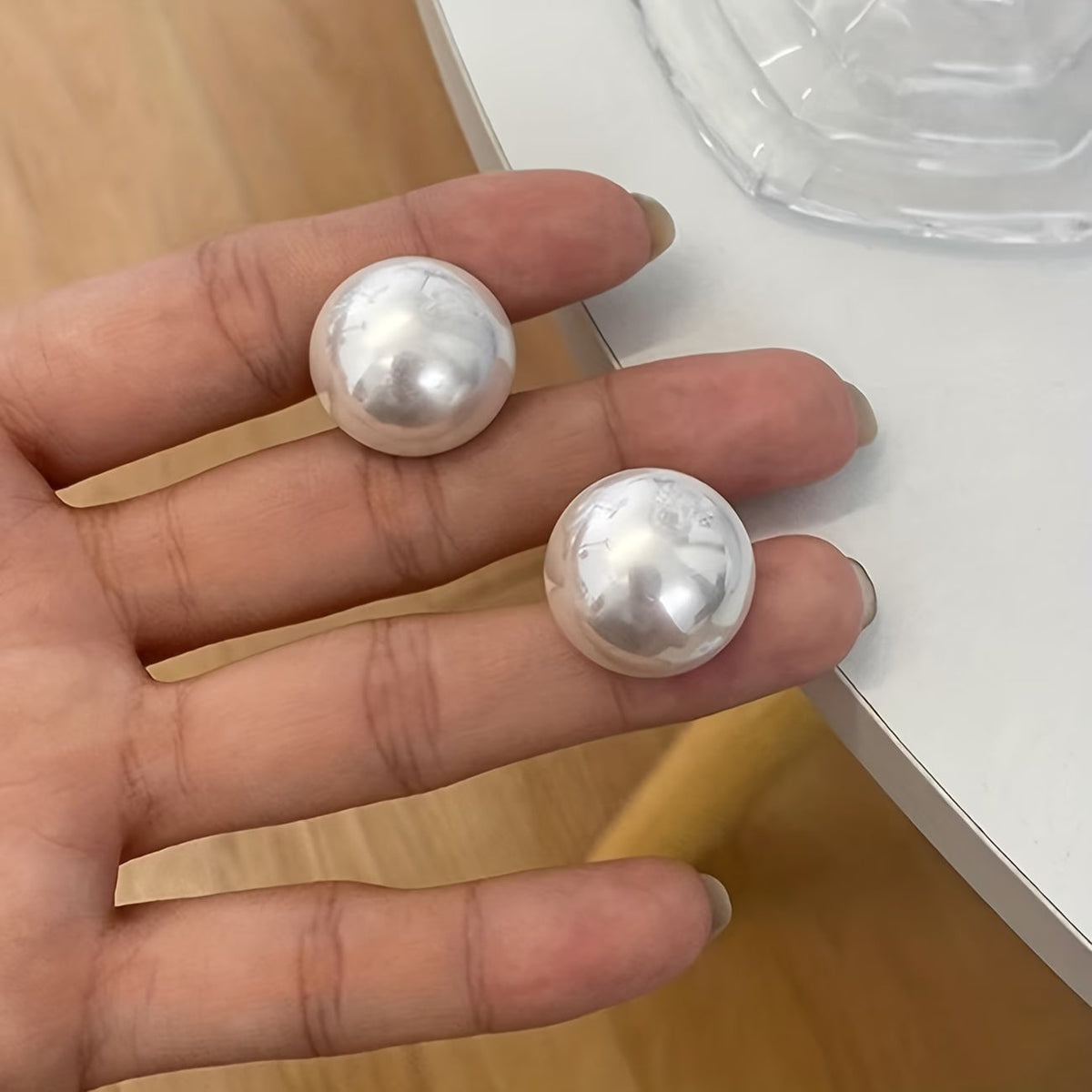 Los Pendientes a Perno con Perla Statement