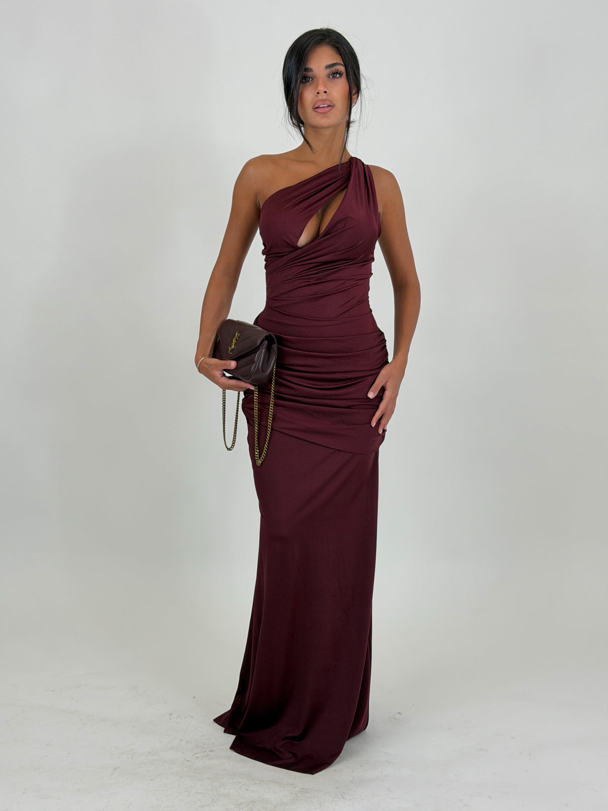 Vestido Selene burdeos combinado con bolso, vista frontal