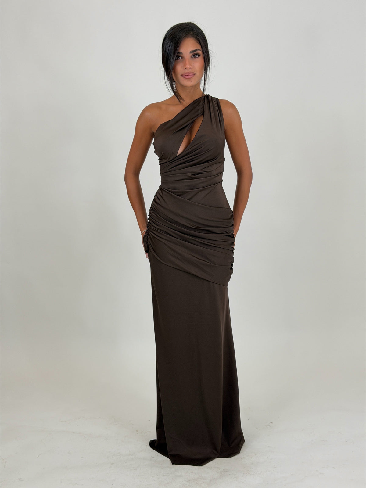 Vestido Selene marrón con falda maxi, vista frontal