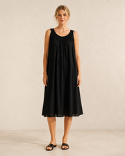 Adela · Vestido Midi Negro de Caída Fluida