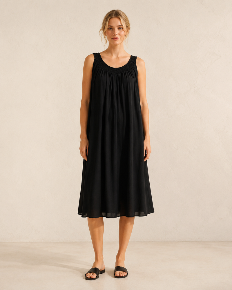 Vestido Adela negro, vista frontal de cuerpo entero con modelo rubia