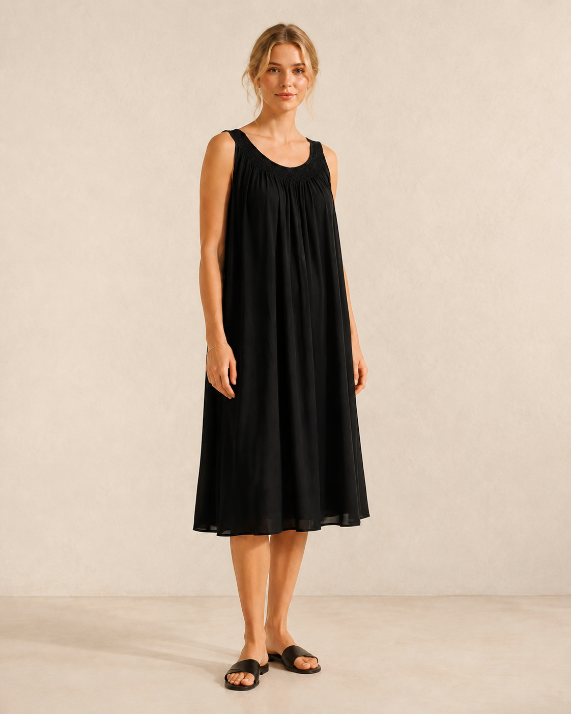 Vestido Adela negro, vista de tres cuartos con modelo rubia