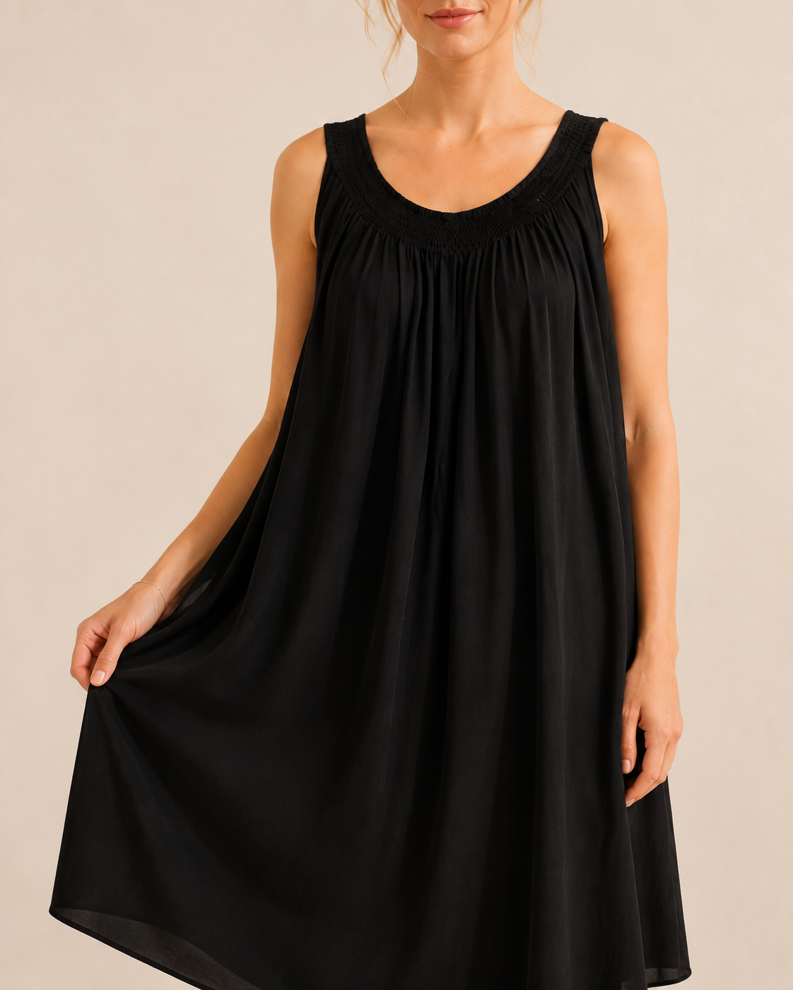 Detalle de la caída y el tejido del vestido Adela negro