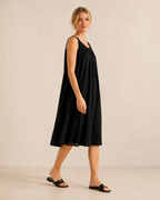 Vestido Adela negro en movimiento, vista lateral