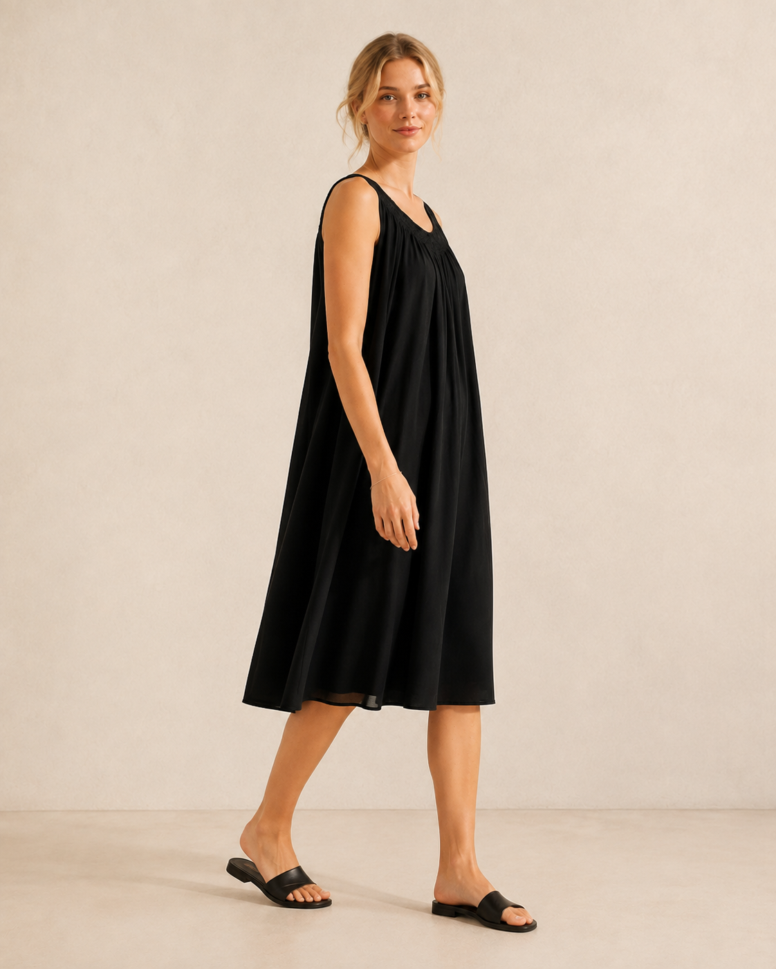 Vestido Adela negro en movimiento, vista lateral