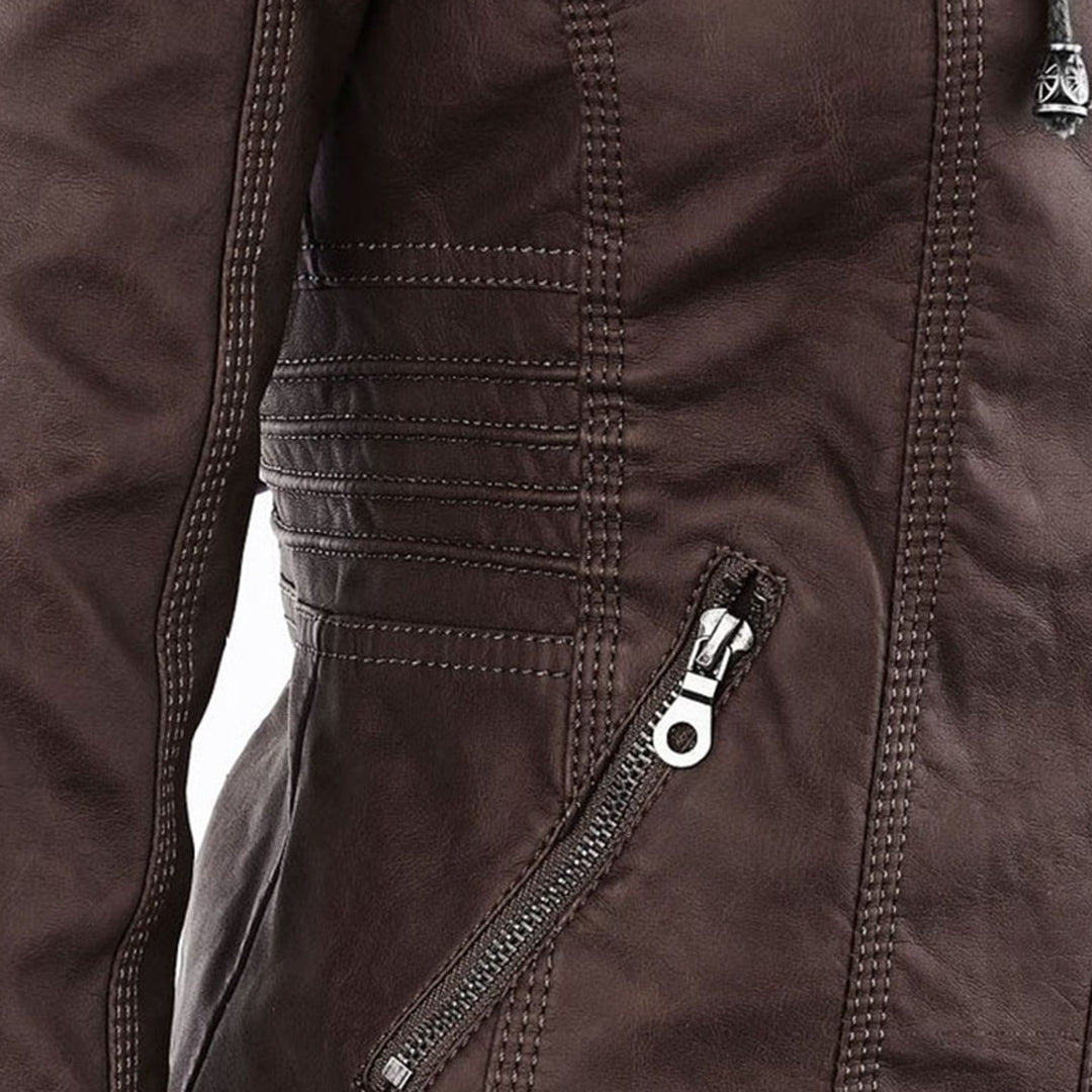 Detalle de la chaqueta Flavia: cremallera frontal