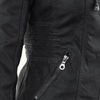 Detalle de la chaqueta Flavia: cordón de la capucha