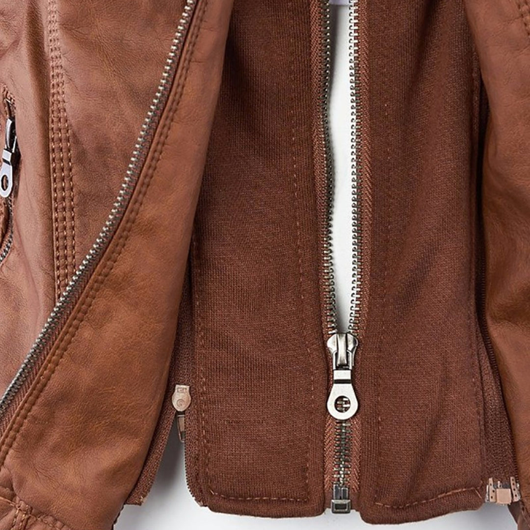 Detalle de la chaqueta Flavia: cremallera interior de la capucha desmontable