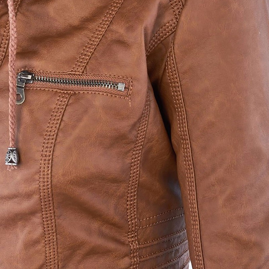Detalle de la chaqueta Flavia: textura de la polipiel
