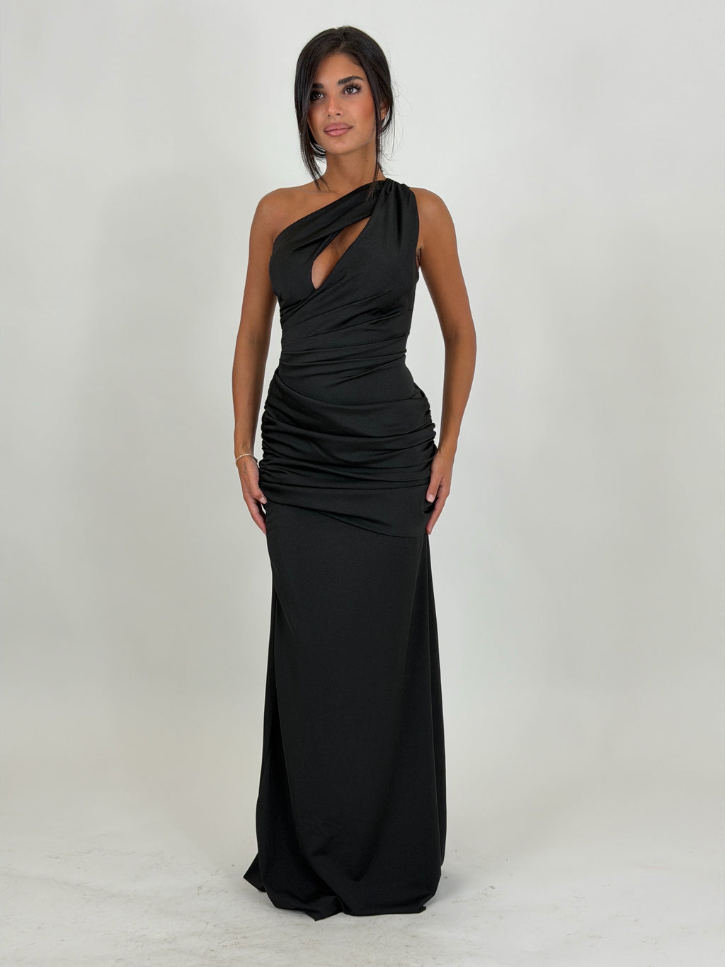 Vestido Selene negro con escote asimétrico y drapeado, vista frontal