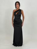 Vestido Selene negro con escote asimétrico y drapeado, vista frontal