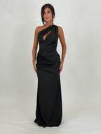 Vestido Selene negro con escote asimétrico y drapeado, vista frontal