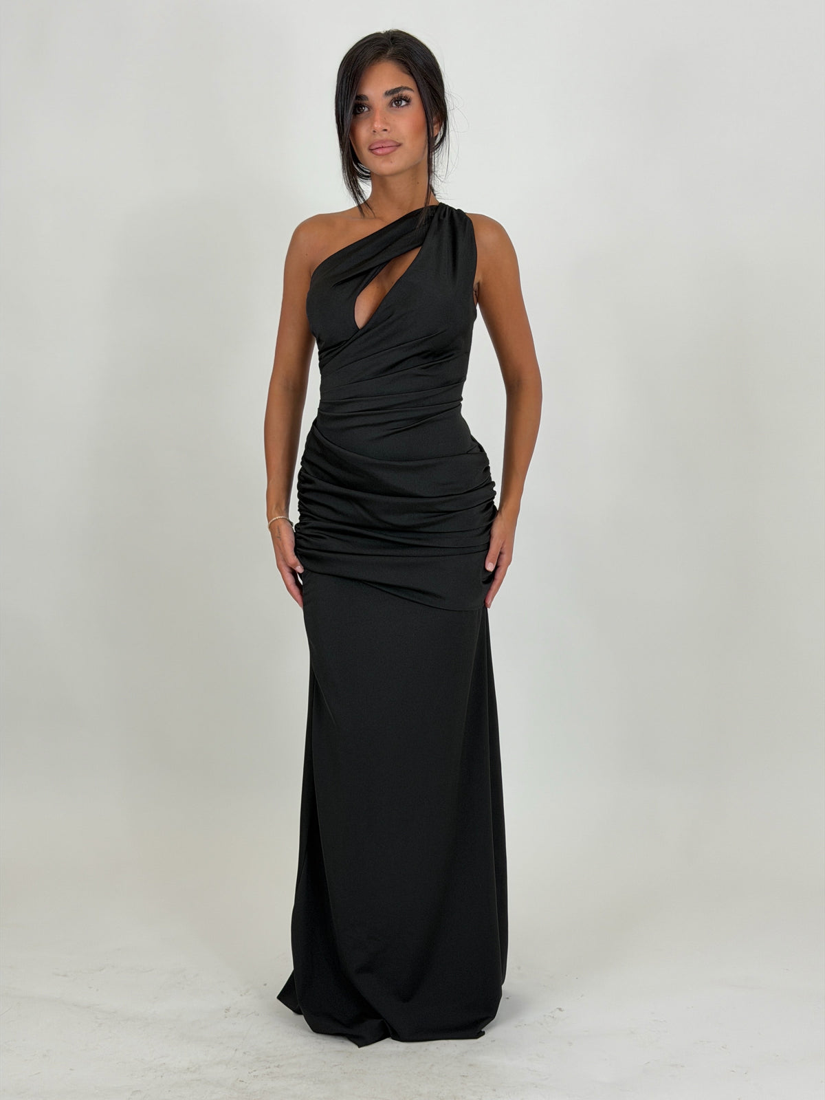 Vestido Selene negro con escote asimétrico y drapeado, vista frontal