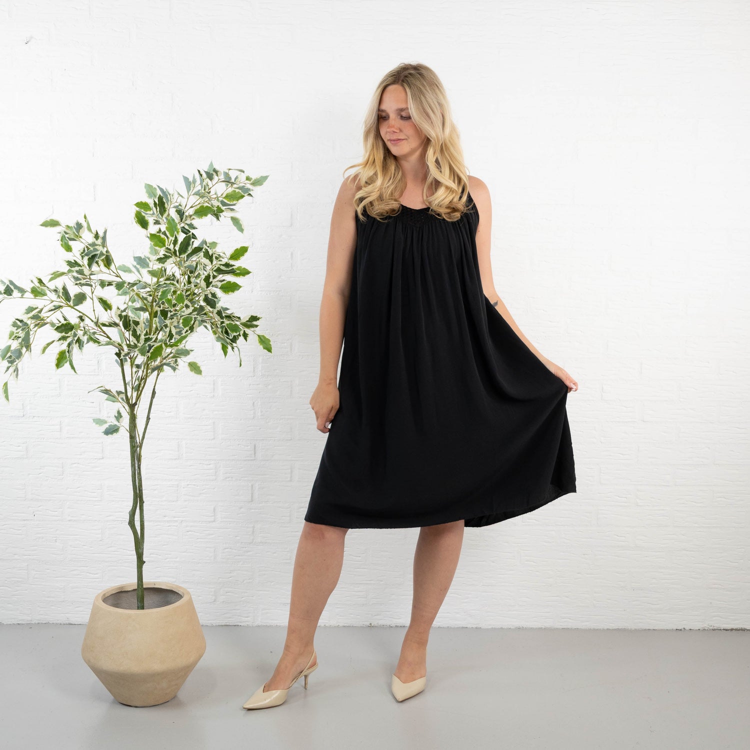 Adela • Vestido Midi Negro de Caída Fluida