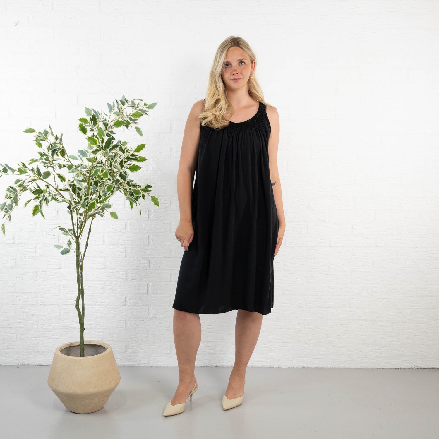 Adela • Vestido Midi Negro de Caída Fluida