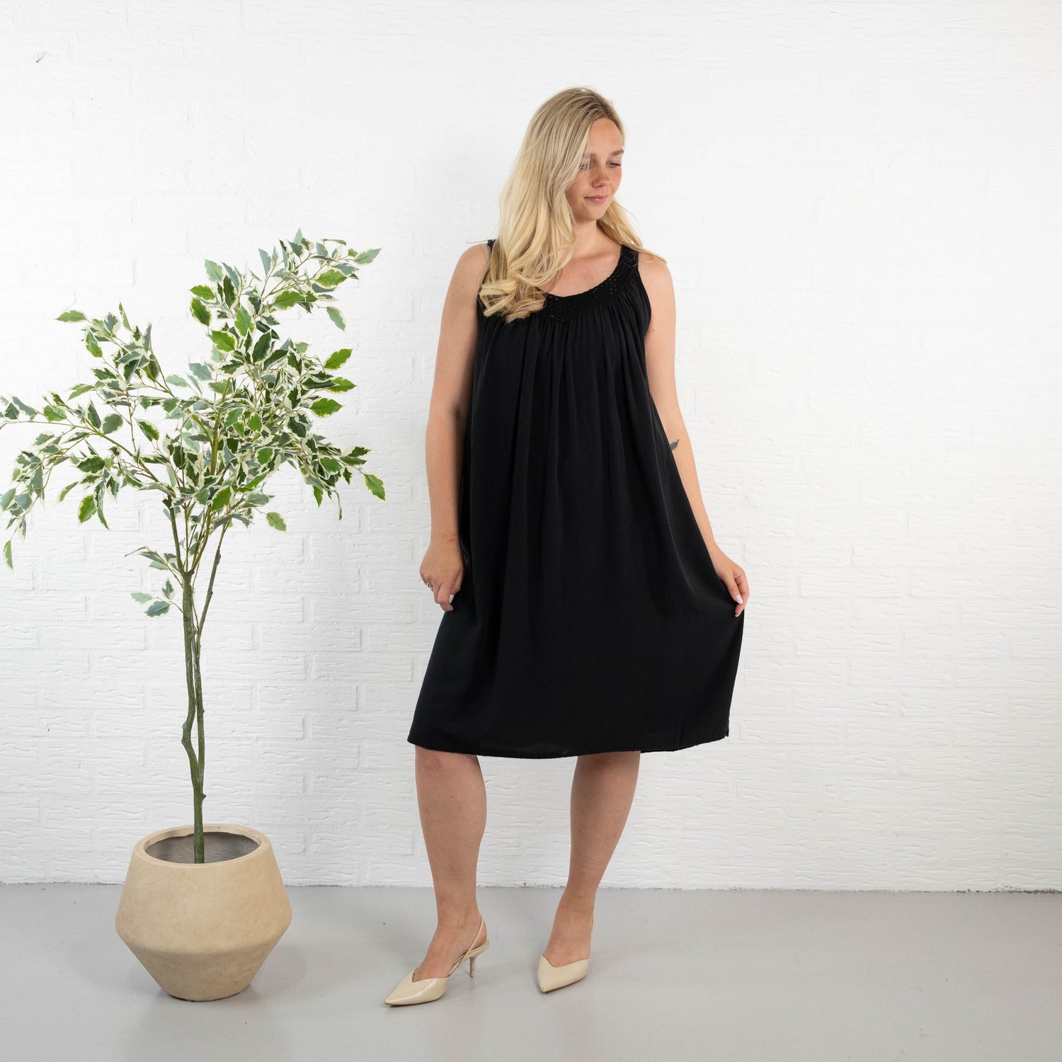 Adela • Vestido Midi Negro de Caída Fluida
