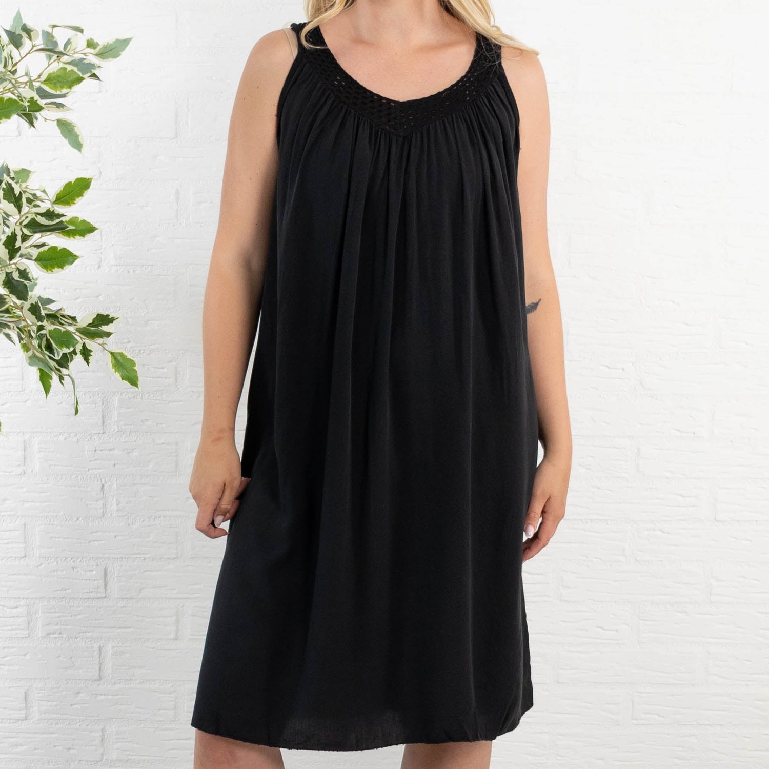 Adela • Vestido Midi Negro de Caída Fluida