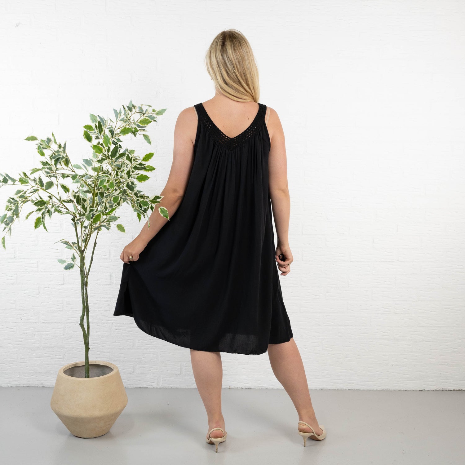 Adela • Vestido Midi Negro de Caída Fluida
