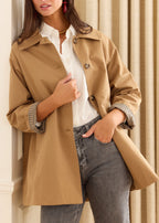 Candela, trench en camel, vista lateral