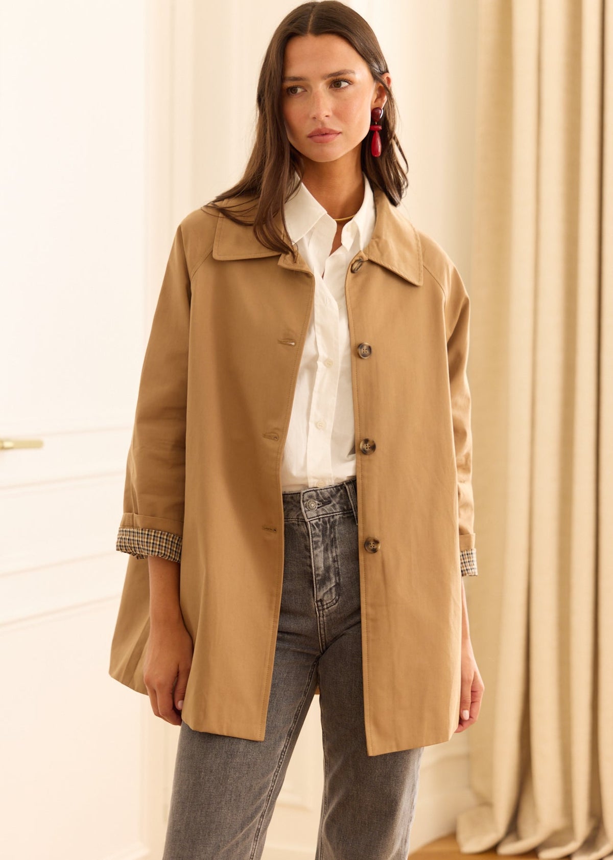 Candela, trench de algodón en camel, de cuerpo entero