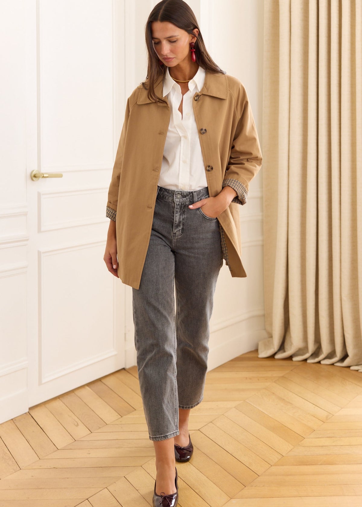 Candela, trench en camel, detalle del cuello y la botonadura