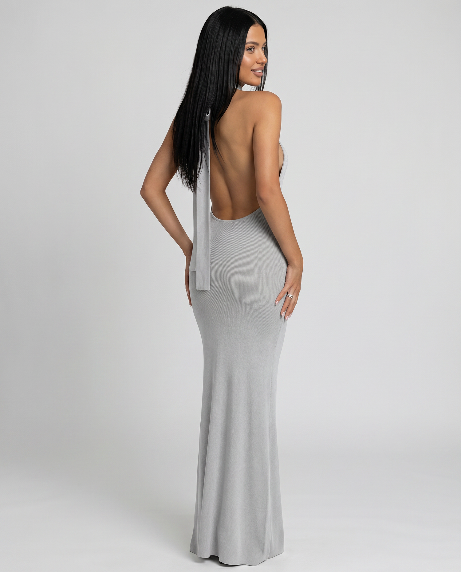 Brinley • Vestido Maxi Sin Espalda con Cuello Halter