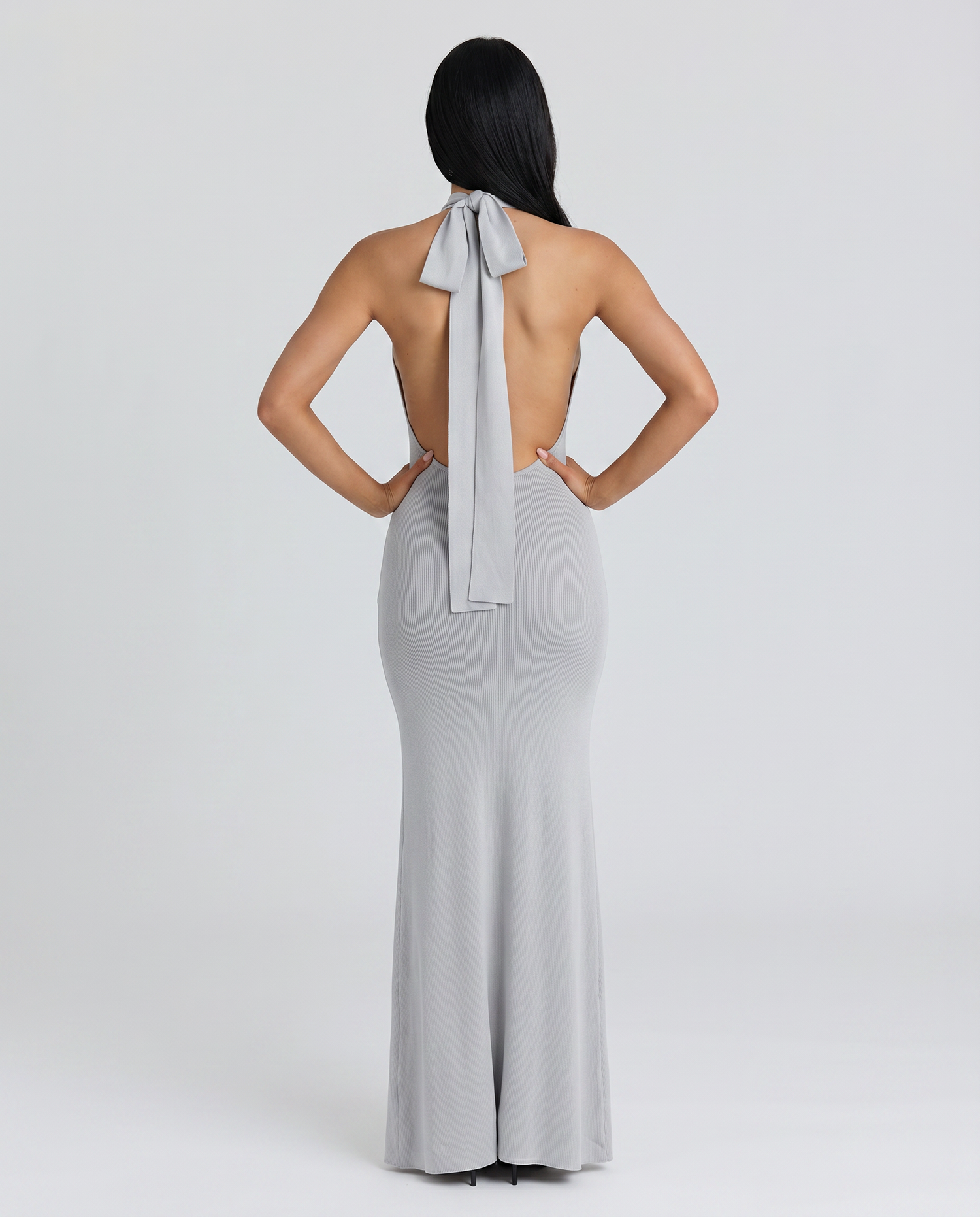 Brinley • Vestido Maxi Sin Espalda con Cuello Halter