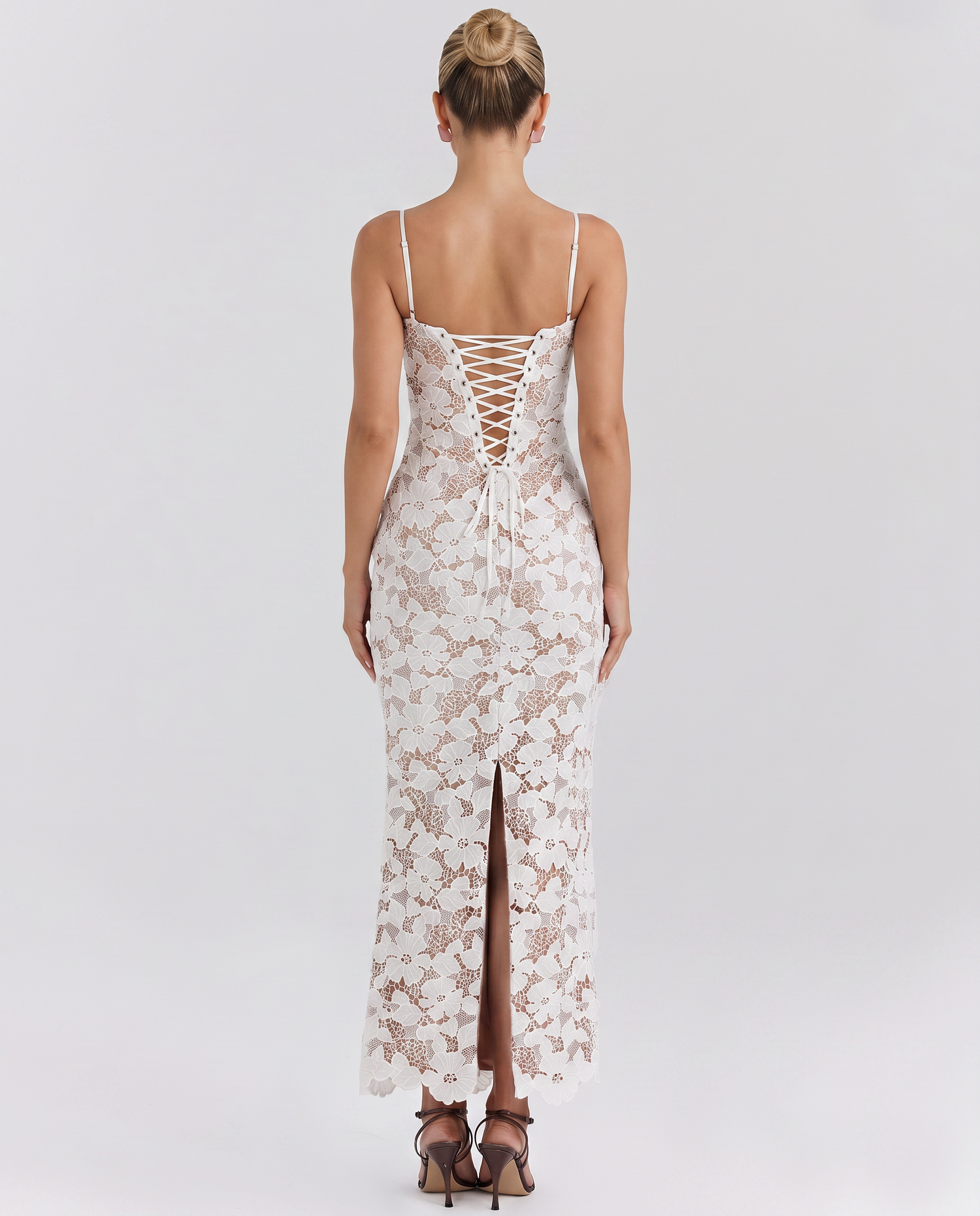 Noli • Vestido Maxi de Encaje con Aros y Espalda con Cordones