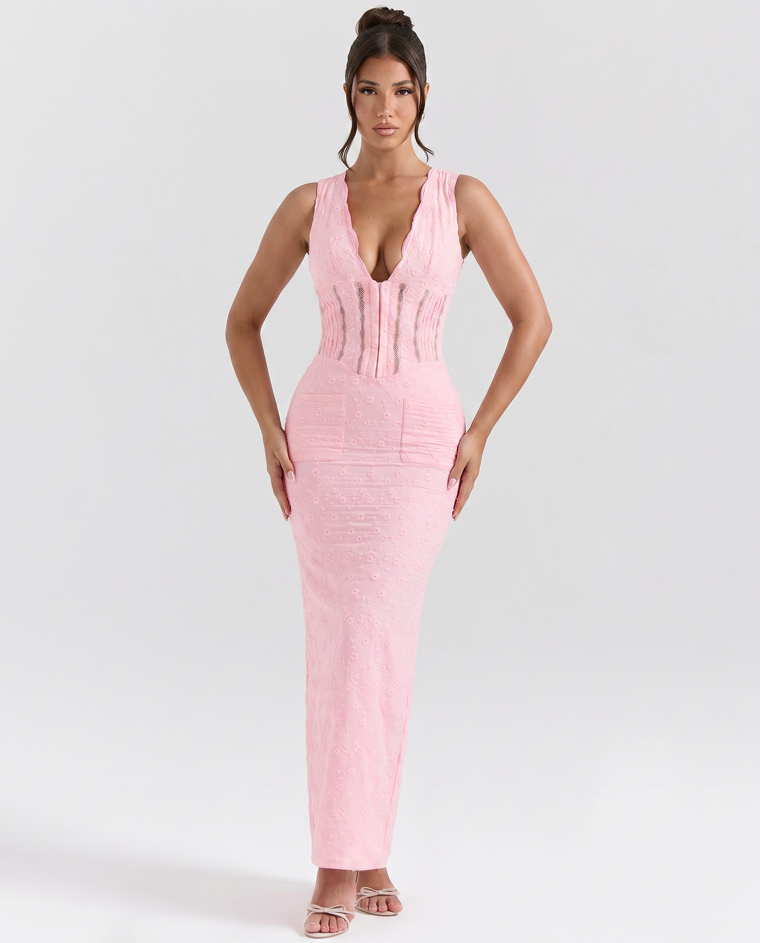 Jocelyn • Vestido Maxi con Escote Profundo y Paneles de Encaje