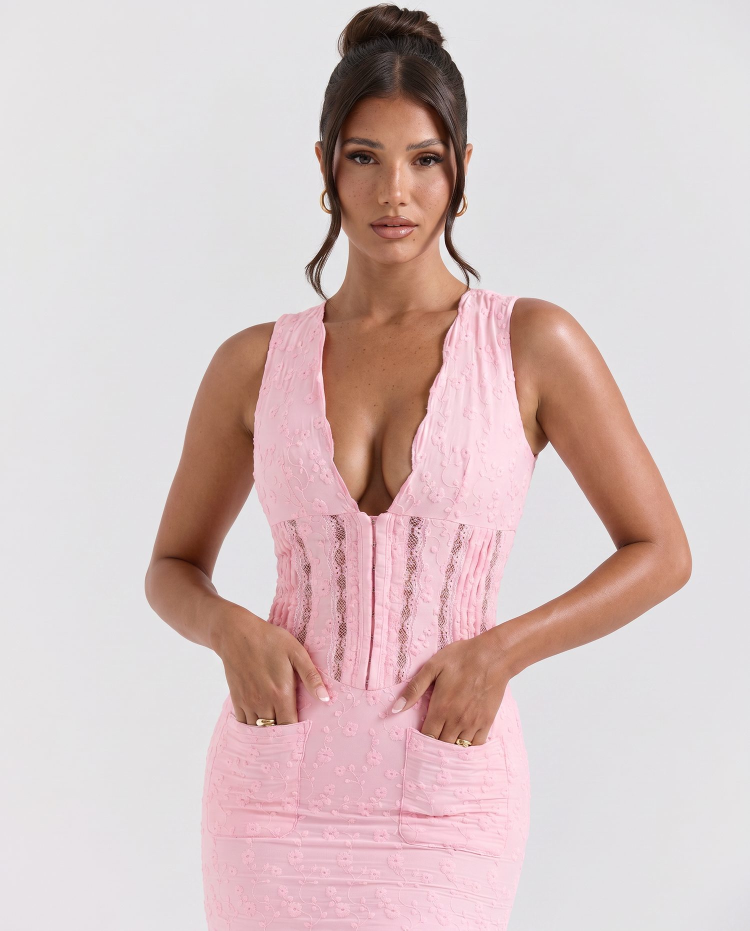 Jocelyn • Vestido Maxi con Escote Profundo y Paneles de Encaje
