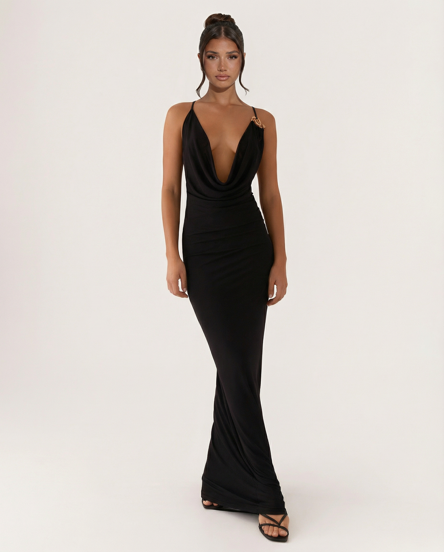 Sherri • Vestido Maxi con Cuello de Cowl y Espalda Abierta