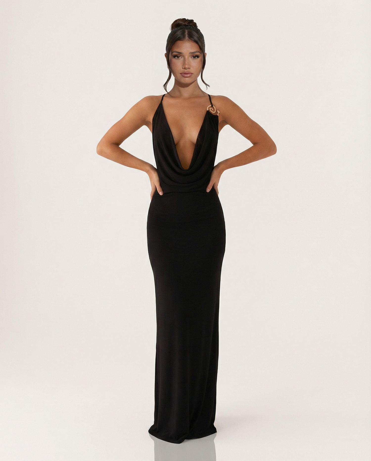 Sherri • Vestido Maxi con Cuello de Cowl y Espalda Abierta