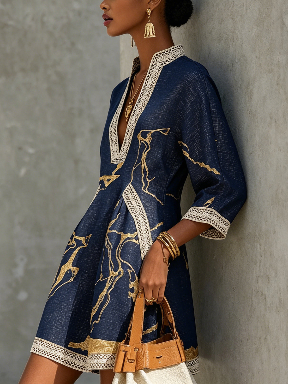 Astrée | Mini Vestido Cuello en V, Estampado Oro Marino