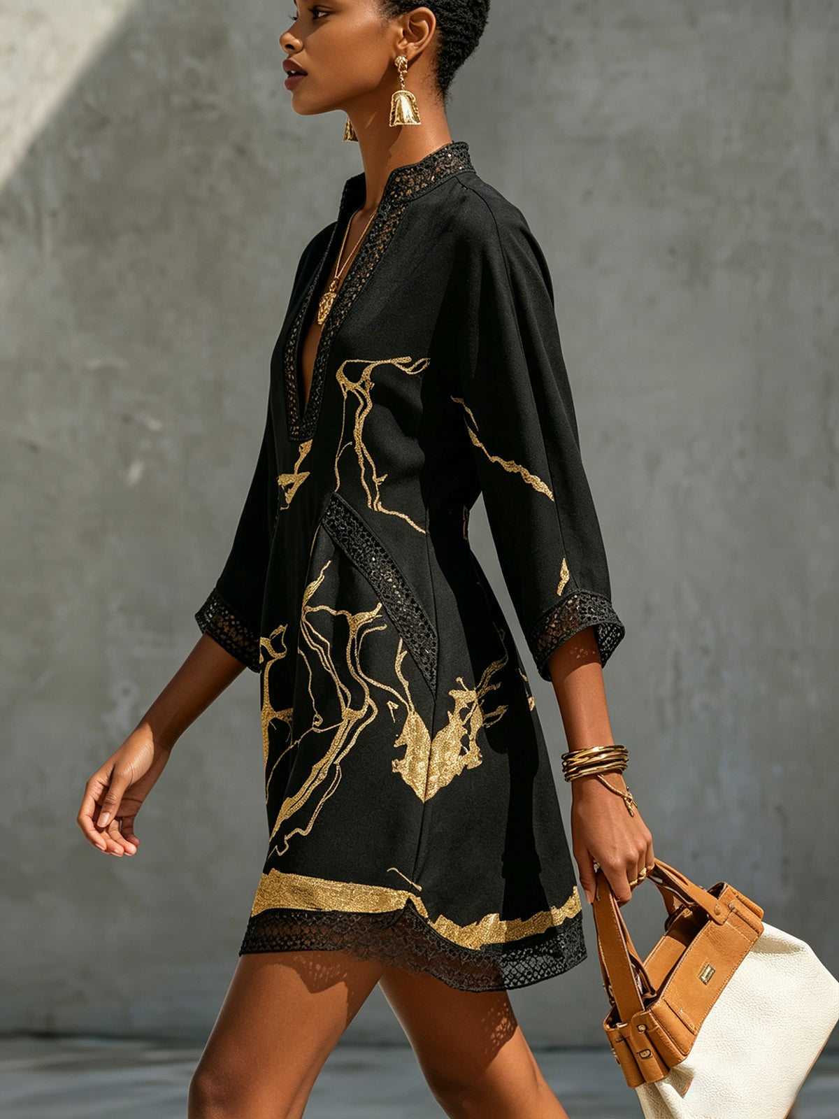 Ebony |Vestido de cuello en V mini, estampado negro y dorado
