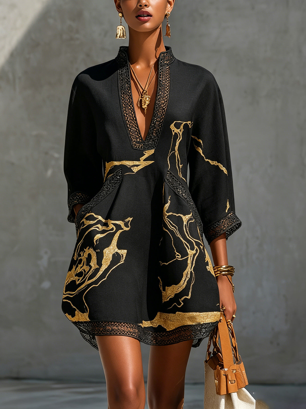 Ebony |Vestido de cuello en V mini, estampado negro y dorado