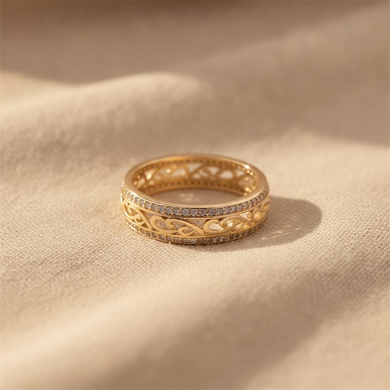 Anillo de Voluta en Filigrana con Detalles de Piedras Pavé en Tono Oro