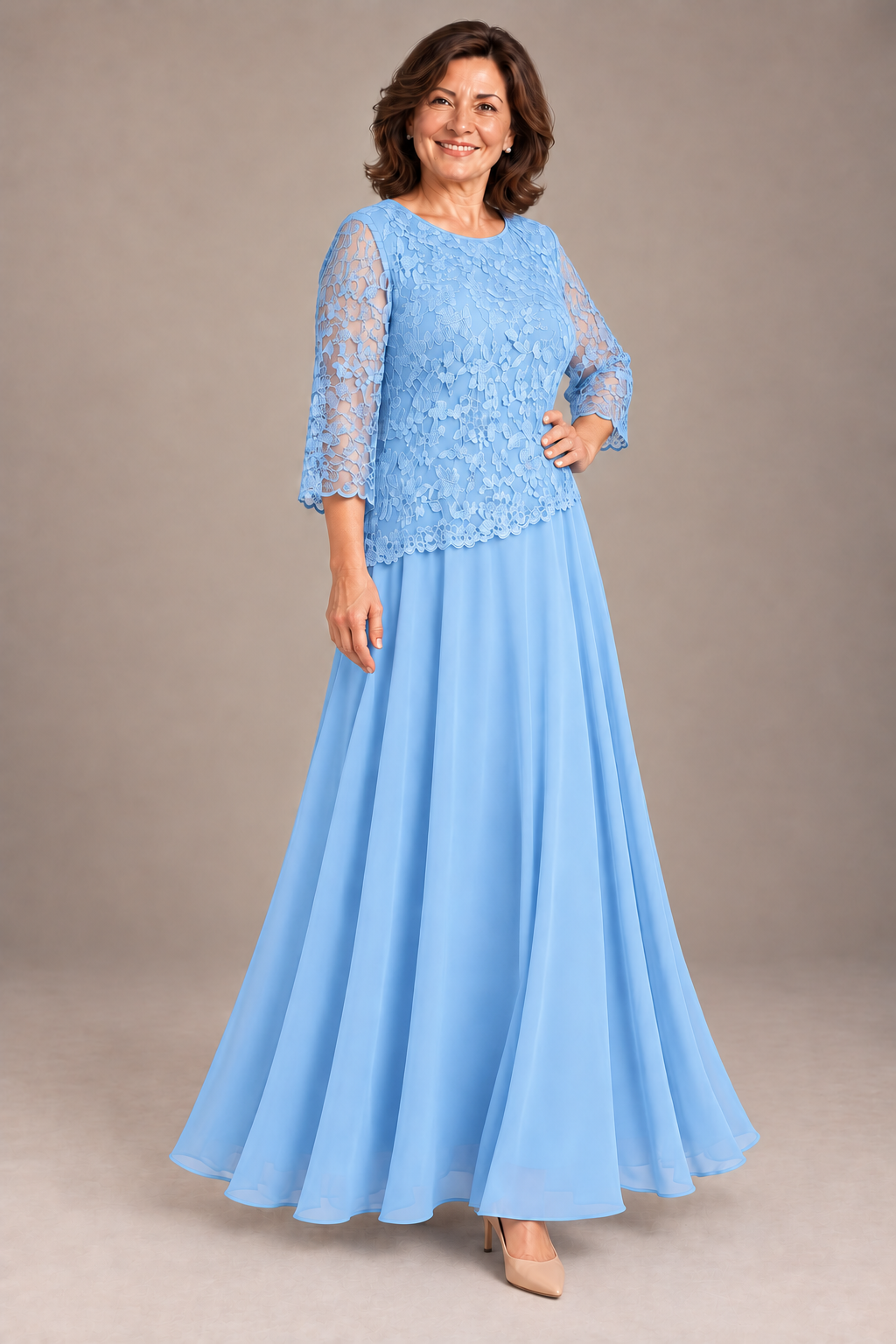 Dalia en Azul cielo, pose 2: vestido largo de encaje floral de Leonor Marín