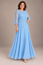 Dalia en Azul cielo, pose 2: vestido largo de encaje floral de Leonor Marín