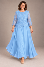 Dalia en Azul cielo, pose 3: vestido largo de encaje floral de Leonor Marín