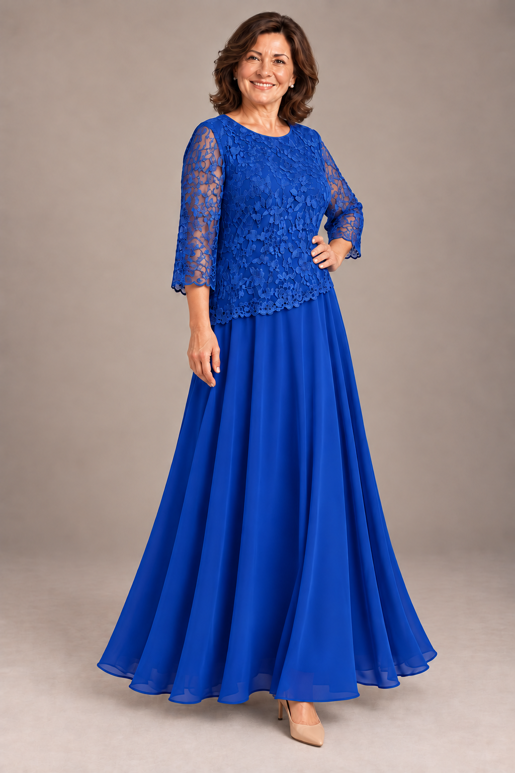 Dalia en Azul rey, pose 2: vestido largo de encaje floral de Leonor Marín
